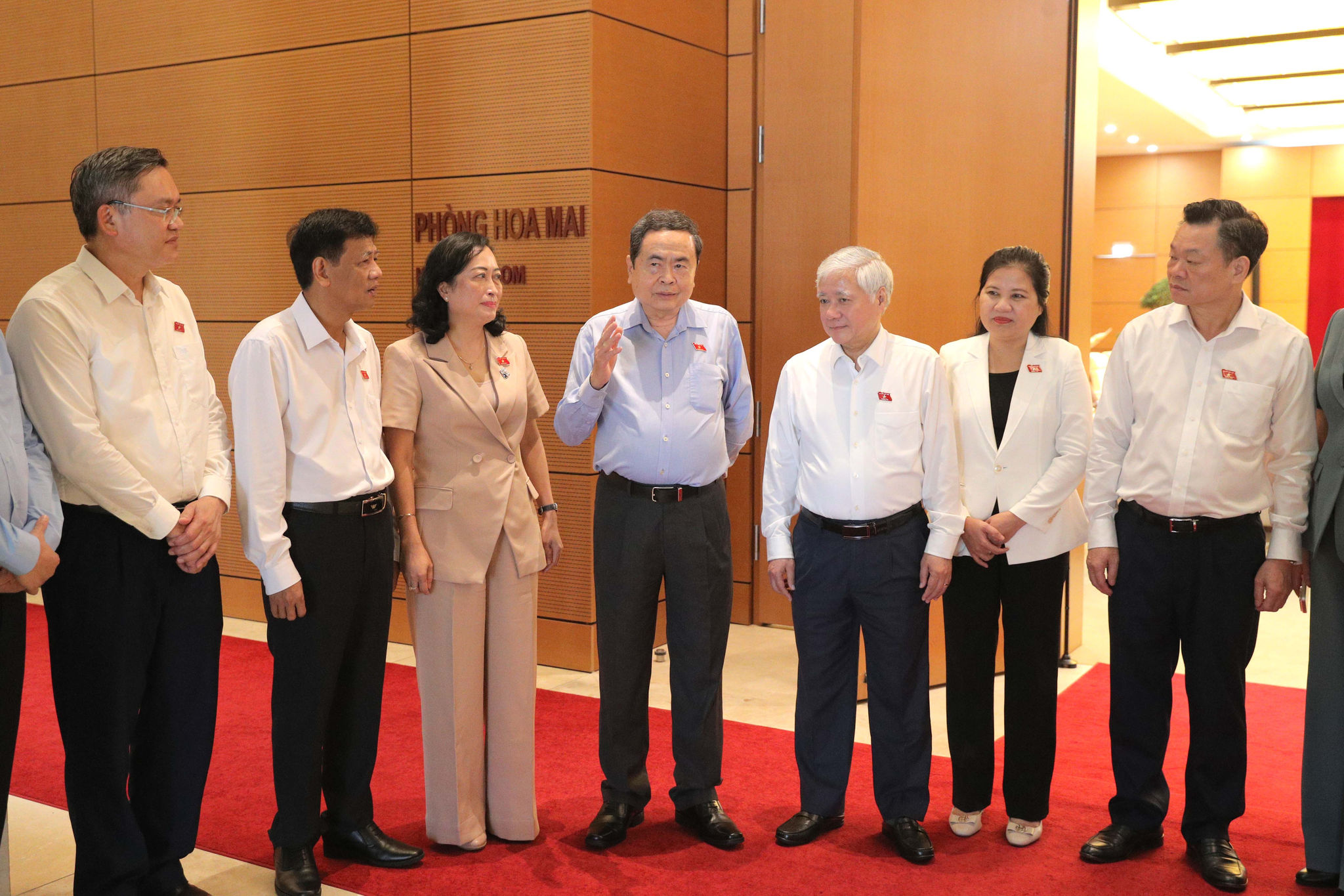 Chủ tịch Quốc hội Trần Thanh Mẫn cùng các đại biểu trao đổi