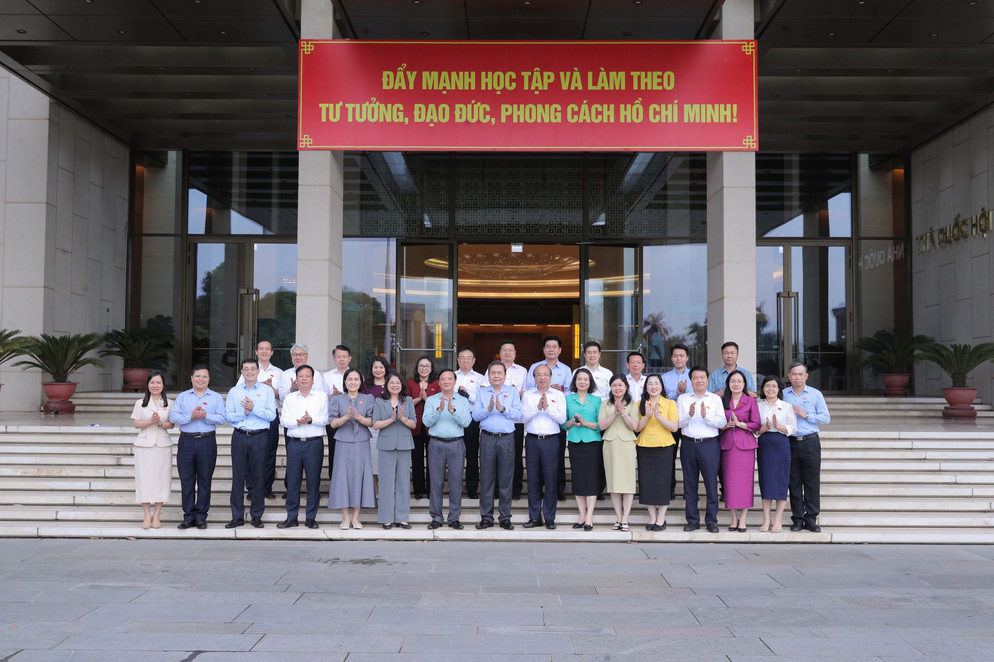 Chủ tịch Quốc hội Trần Thanh Mẫn cùng Thường trực Ủy ban Pháp luật và Tư pháp chụp ảnh lưu niệm