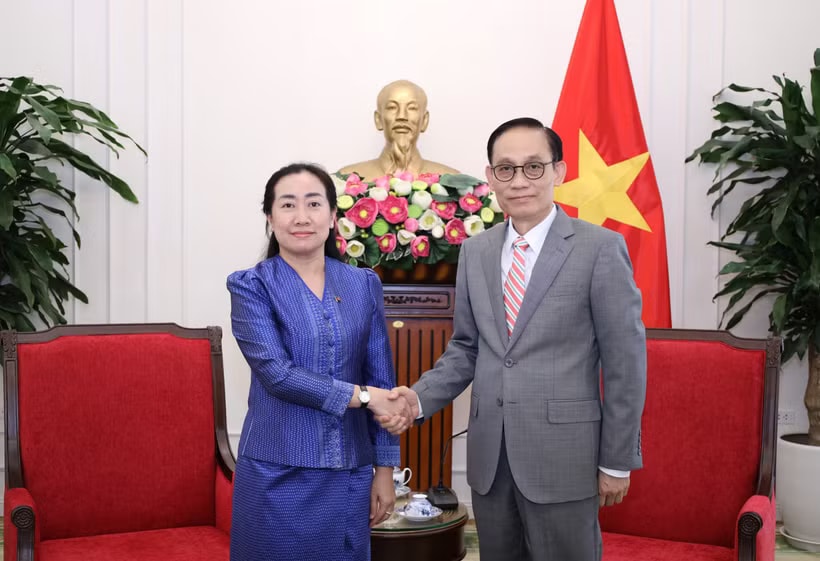 Minister of Foreign Affairs Le Hoai Trung (R) and Cambodian Ambassador to Vietnam Touch Sopharath (Photo: MoFA)