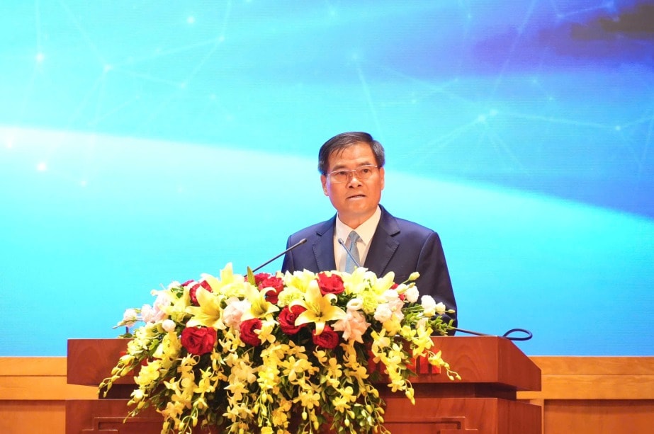 Phó Bí thư Tỉnh ủy, Chủ tịch UBND tỉnh Bùi Văn Khắng phát biểu chỉ đạo tại hội nghị. Ảnh Cao Quỳnh