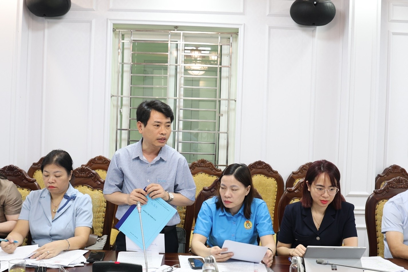 Thành viên Đoàn giám sát phát biểu tại cuộc làm việc. Ảnh Nam Sơn