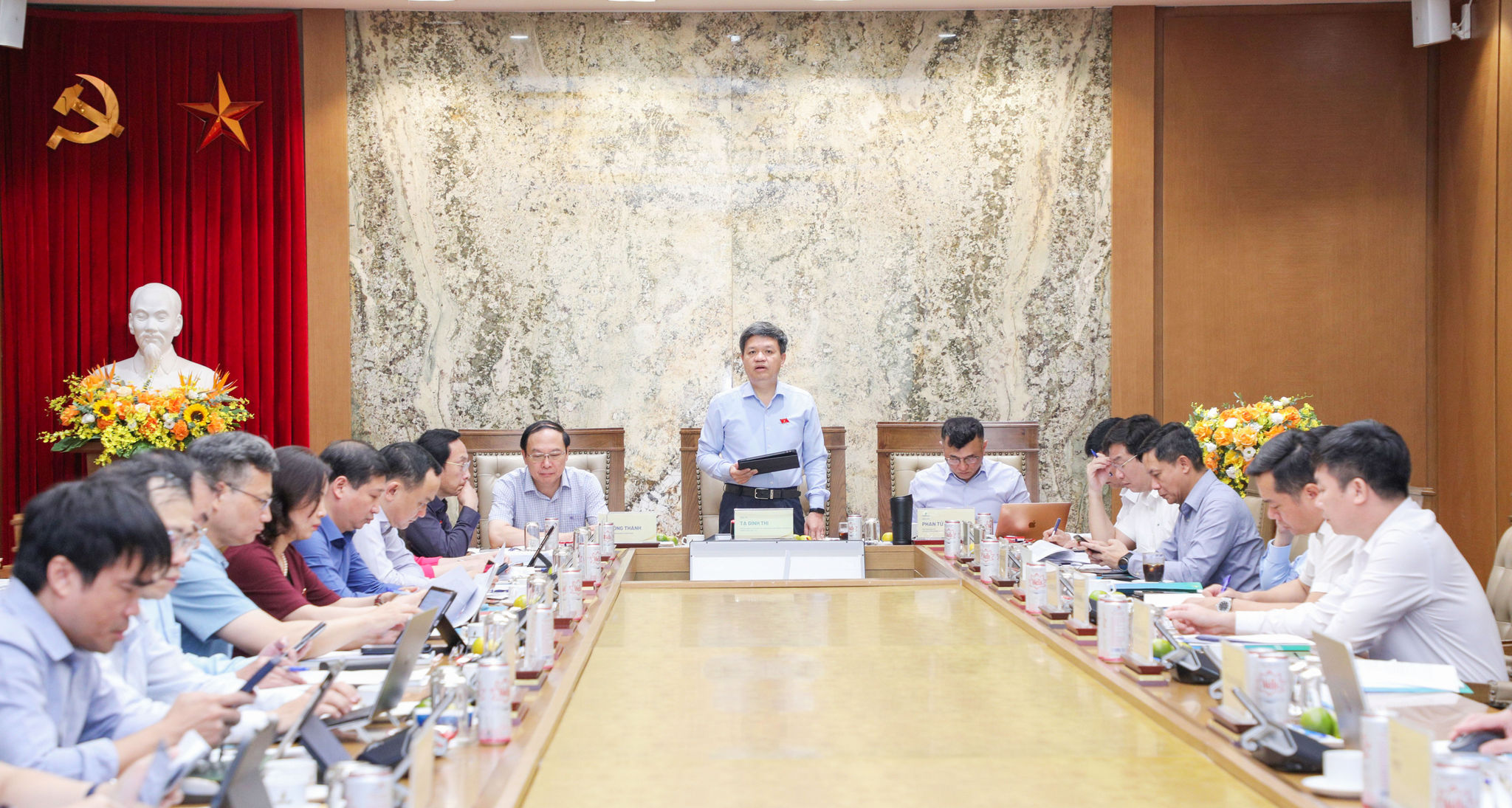 toan-canh-buoi-lam-viec.jpg