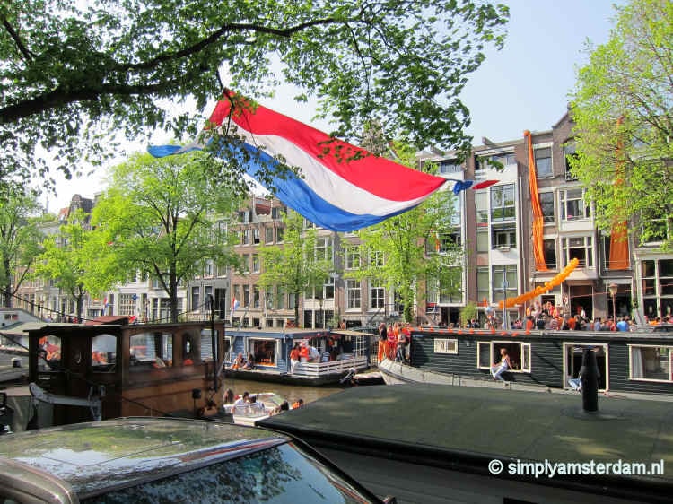 www.simplyamsterdam.nl-img-_dutch-flag-prinsengracht.jpg