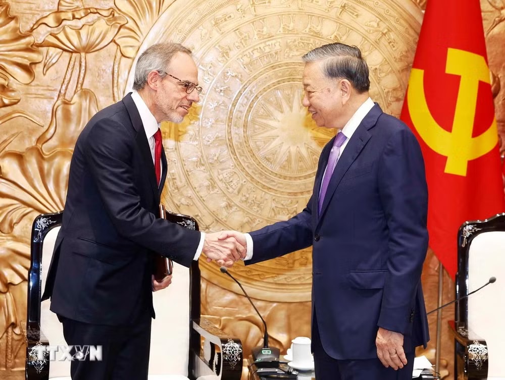 ttxvn-tong-bi-thu-chu-tich-nuoc-to-lam-tiep-pho-chu-tich-cap-cao-giam-doc-phap-ly-va-quan-he-toan-cau-tap-doan-amazon-3-resize.jpg