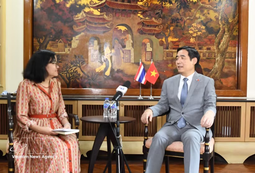 Vietnamese Ambassador to Thailand Pham Viet Hung (R) grants an interview to the Vietnam News Agency (Photo: VNA)