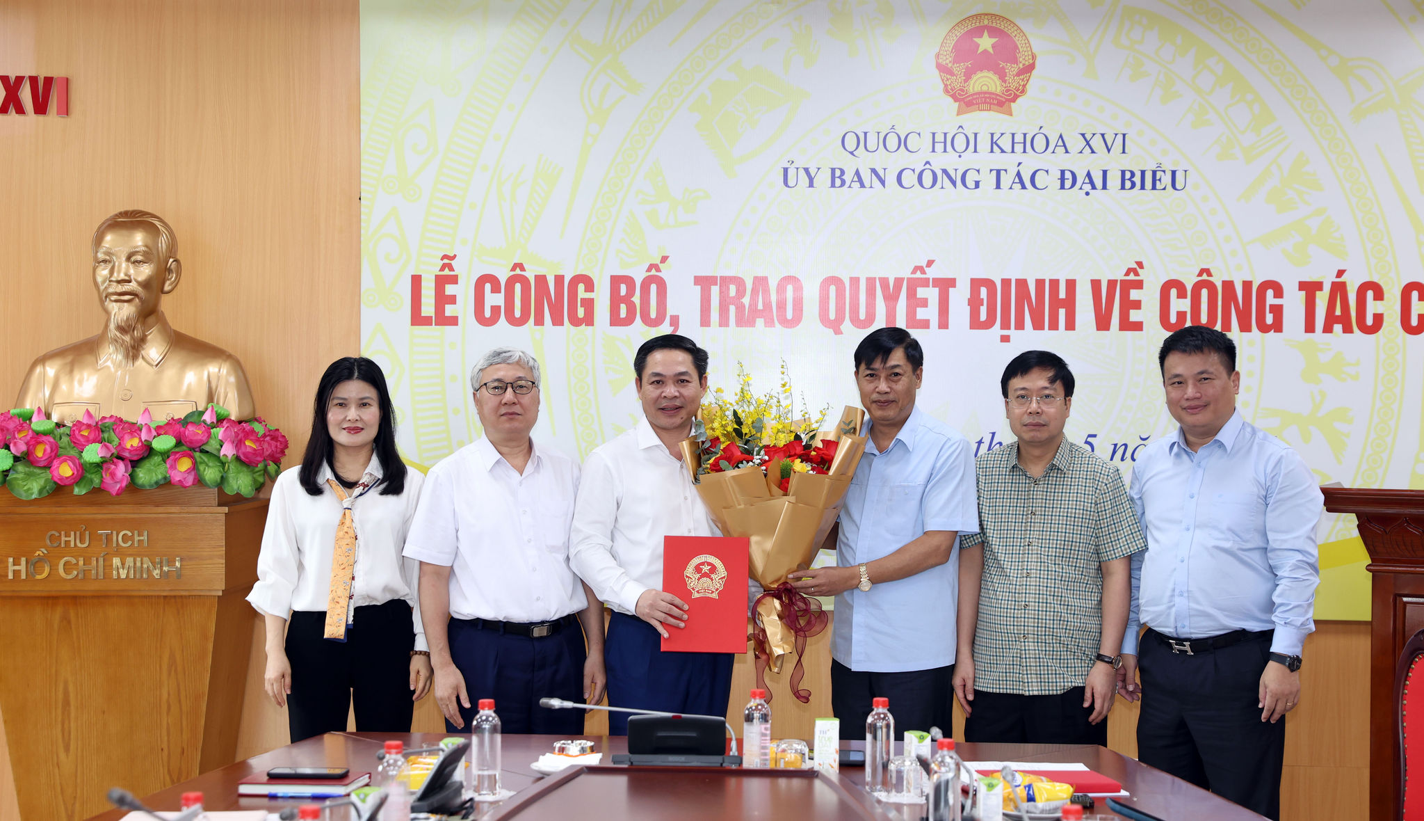 Lãnh đạo Ủy ban Công tác đại biểu tặng hoa chúc mừng Vụ trưởng Vụ Công tác đại biểu Chử Văn Thìn