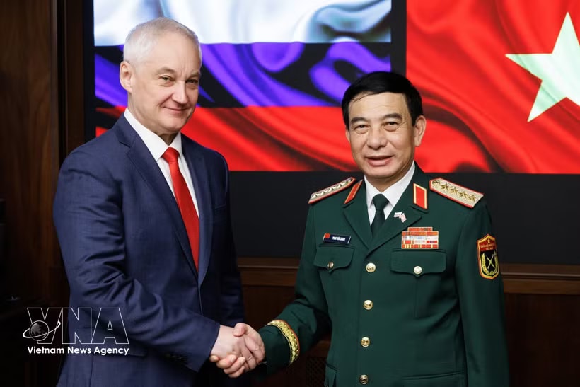 Vietnamese Deputy Prime Minister and Minister of National Defence General Phan Van Giang (right) shakes hands with Russian Defence Minister Andrey Removich Belousov on May 21 (Photo: VNA)