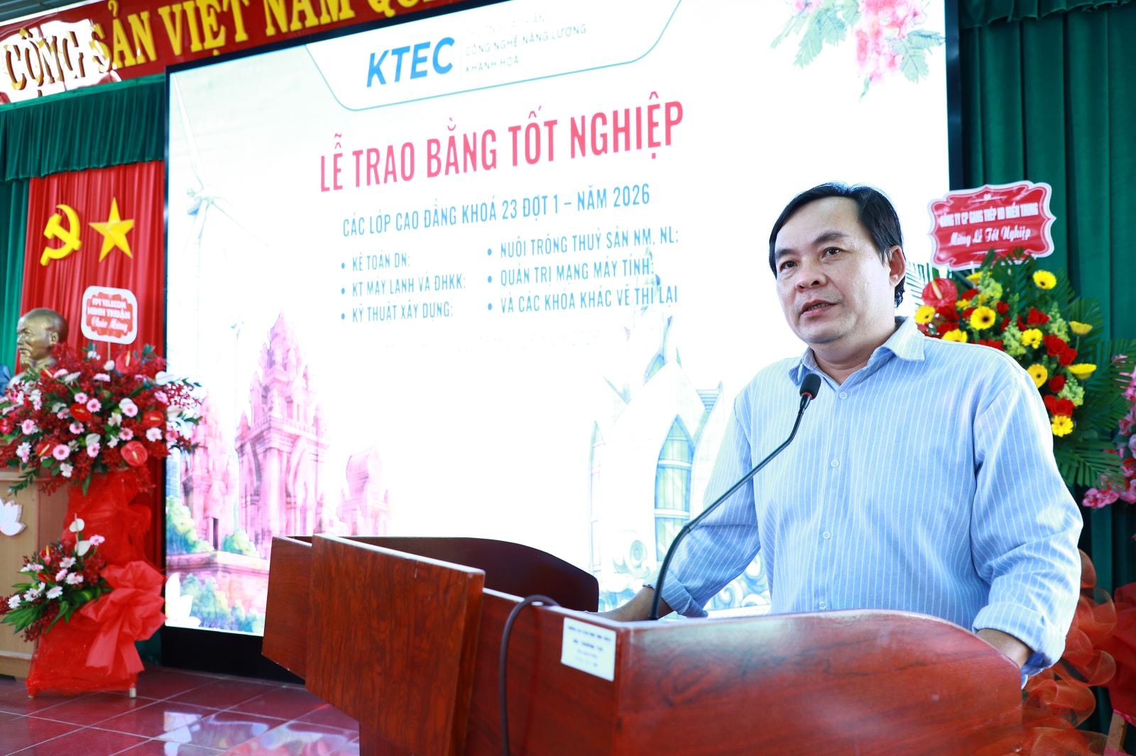 Phát biểu tư vấn của Trung tâm Dịch vụ việc làm Khánh Hòa. Ảnh VLKH