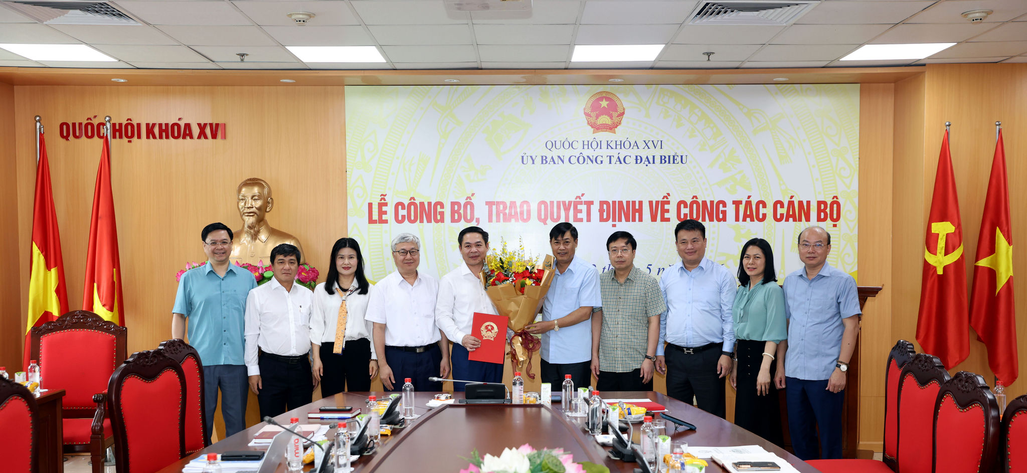 Link QQ88c Ủy ban Công tác đại biểu tặng hoa chúc mừng Vụ trưởng Vụ Công tác đại biểu Chử Văn Thìn