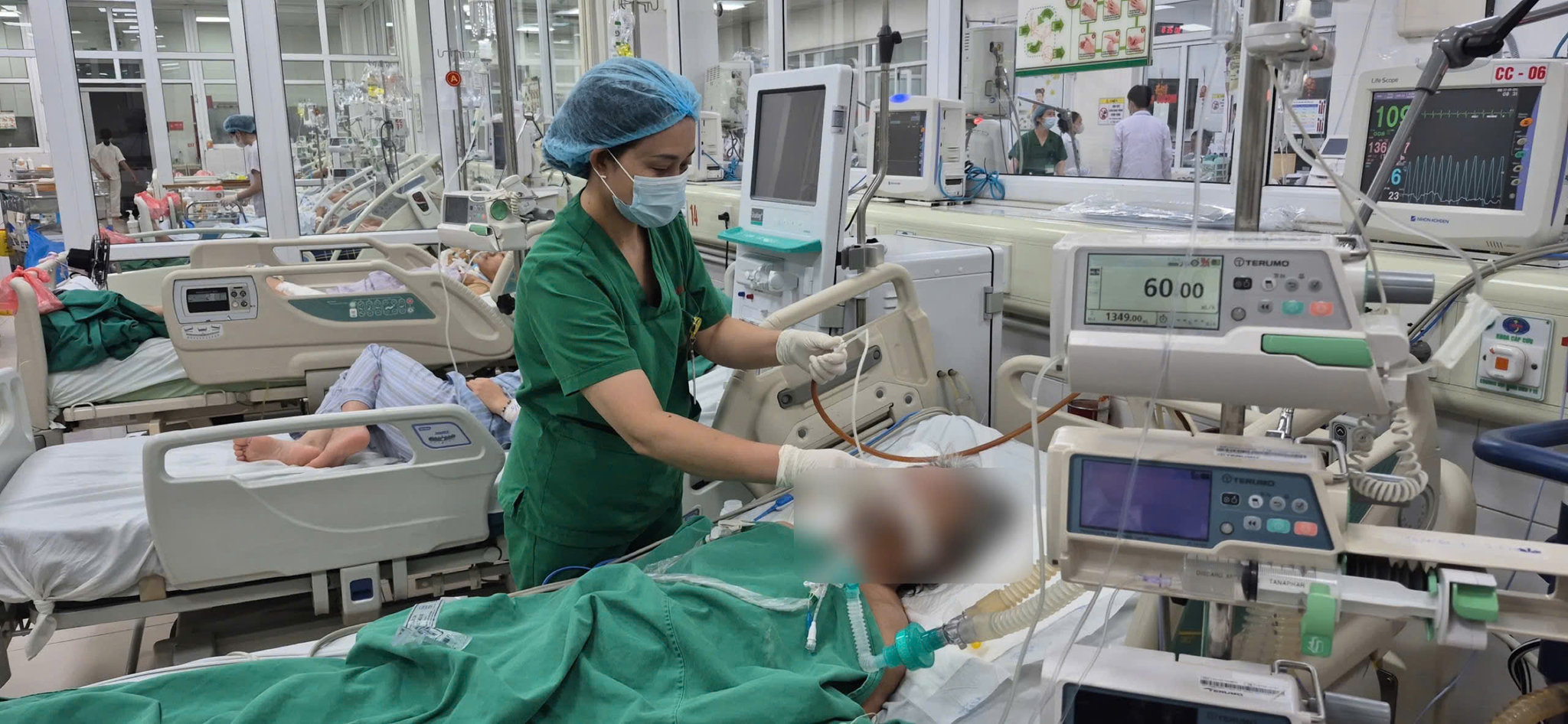 Bác sĩ thăm khám và điều trị cho bệnh nhân. Ảnh: BVCC