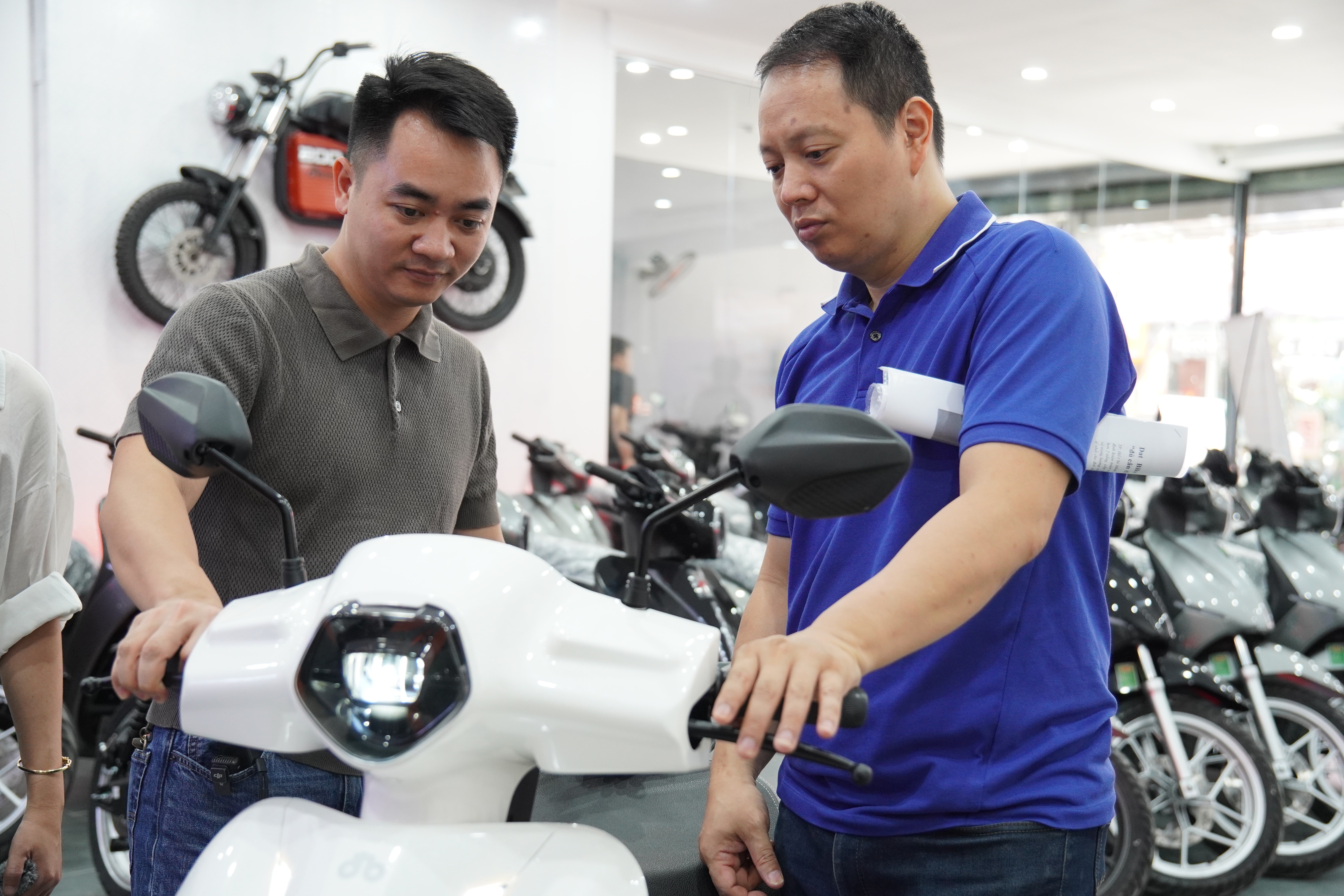 ERA được trang bị khối pin 4,3kWh cho quãng đường 200 km là các thông số đã được tính toán đủ dùng cho nhu cầu di chuyển đô thị và đang dẫn đầu trong phân khúc xe máy điện dưới 30 triệu.