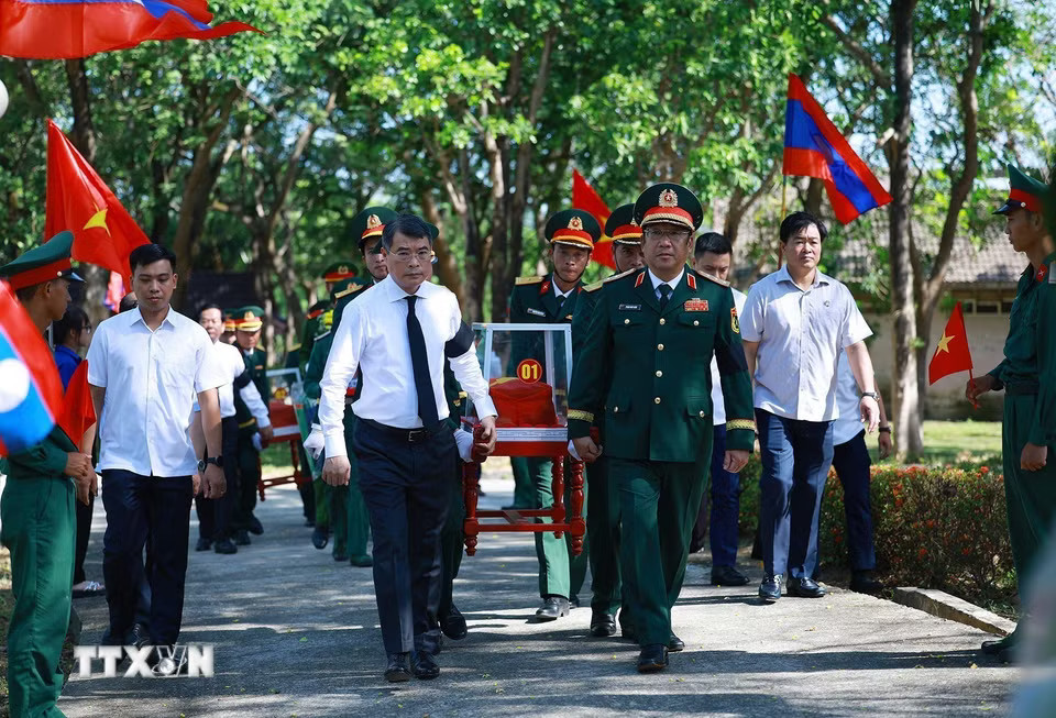 e69d4d4af96-_ttxvn-thu-tuong-du-le-truy-dieu-va-an-tang-hai-cot-liet-si-tai-nghia-trang-liet-sy-quoc-gia-duong-9-6.jpg.avif.jpg