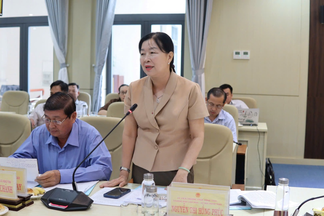 Lãnh đạo Sở Dân tộc và Tôn giáo báo cáo tại buổi làm việc. Ảnh D. Nguyện