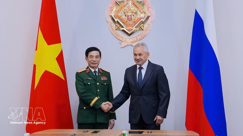 Deputy Prime Minister and Minister of National Defence General Phan Van Giang (L) meets with General Sergei Shoigu, Secretary of the Security Council of the Russian Federation (Photo: VNA)
