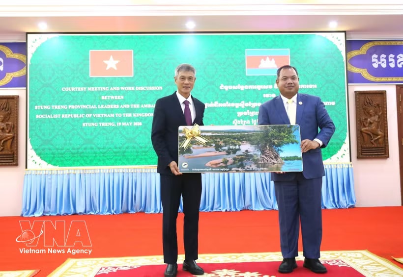 Stung Treng Governor Sor Soputra (R) presents a souvenir to Ambassador Nguyen Minh Vu (Photo: VNA)
