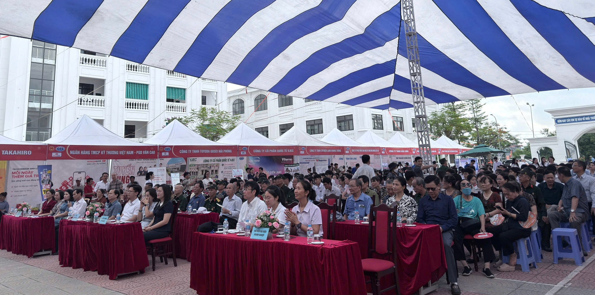 Ngày hội tiếp tục khẳng định vai trò trung tâm của Trung tâm Dịch vụ việc làm Hải Phòng trong việc đồng hành cùng địa phương phát triển thị trường lao động. Ản