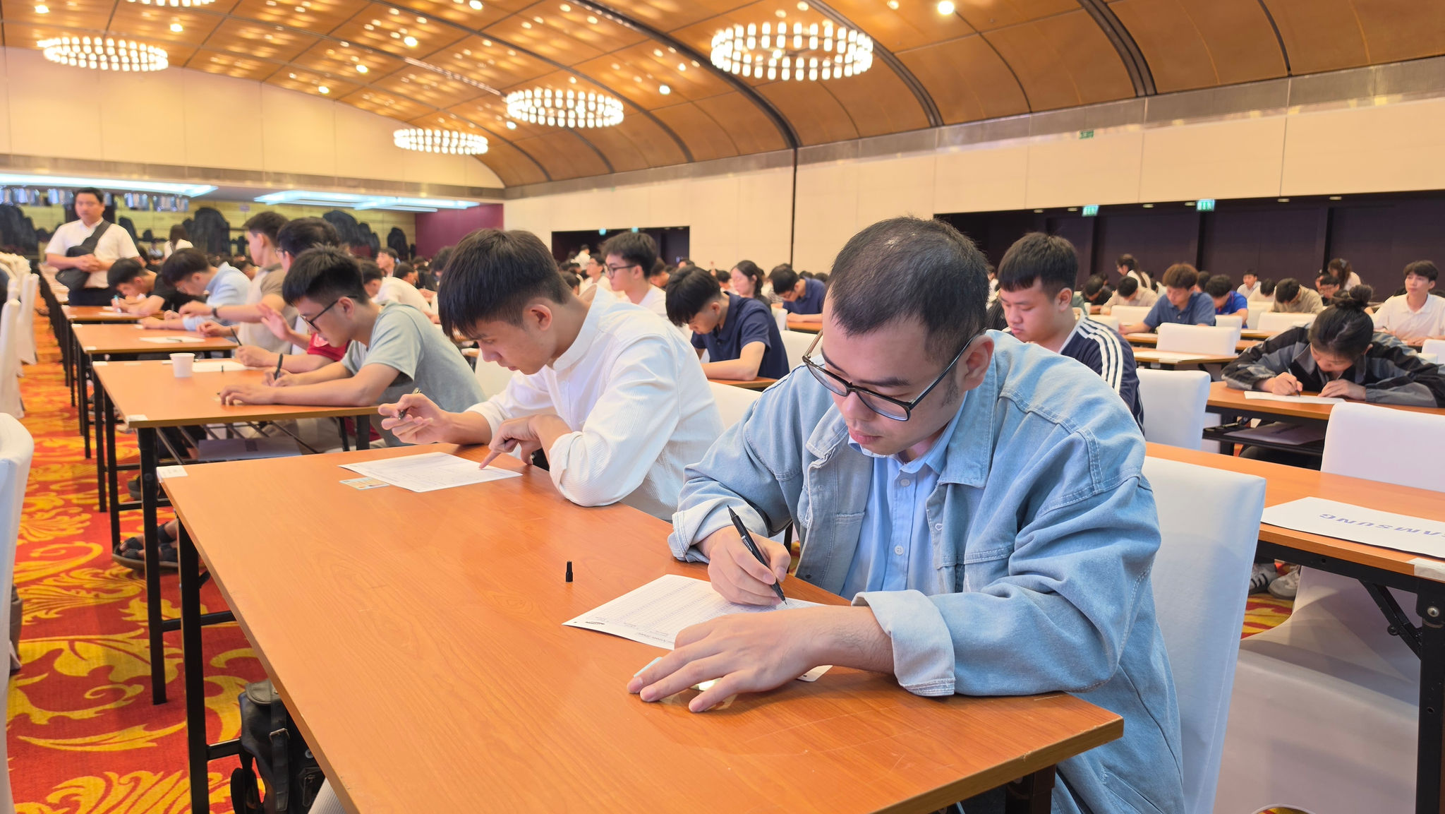 Các ứng viên tập trung làm bài thi