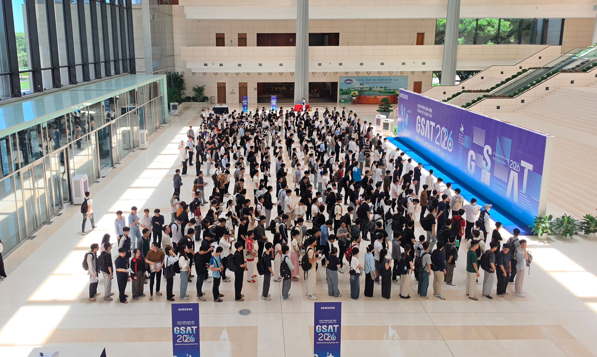 Các ứng viên xếp hàng làm thủ tục vào khu vực thi GSAT đợt I năm 2026 của Samsung