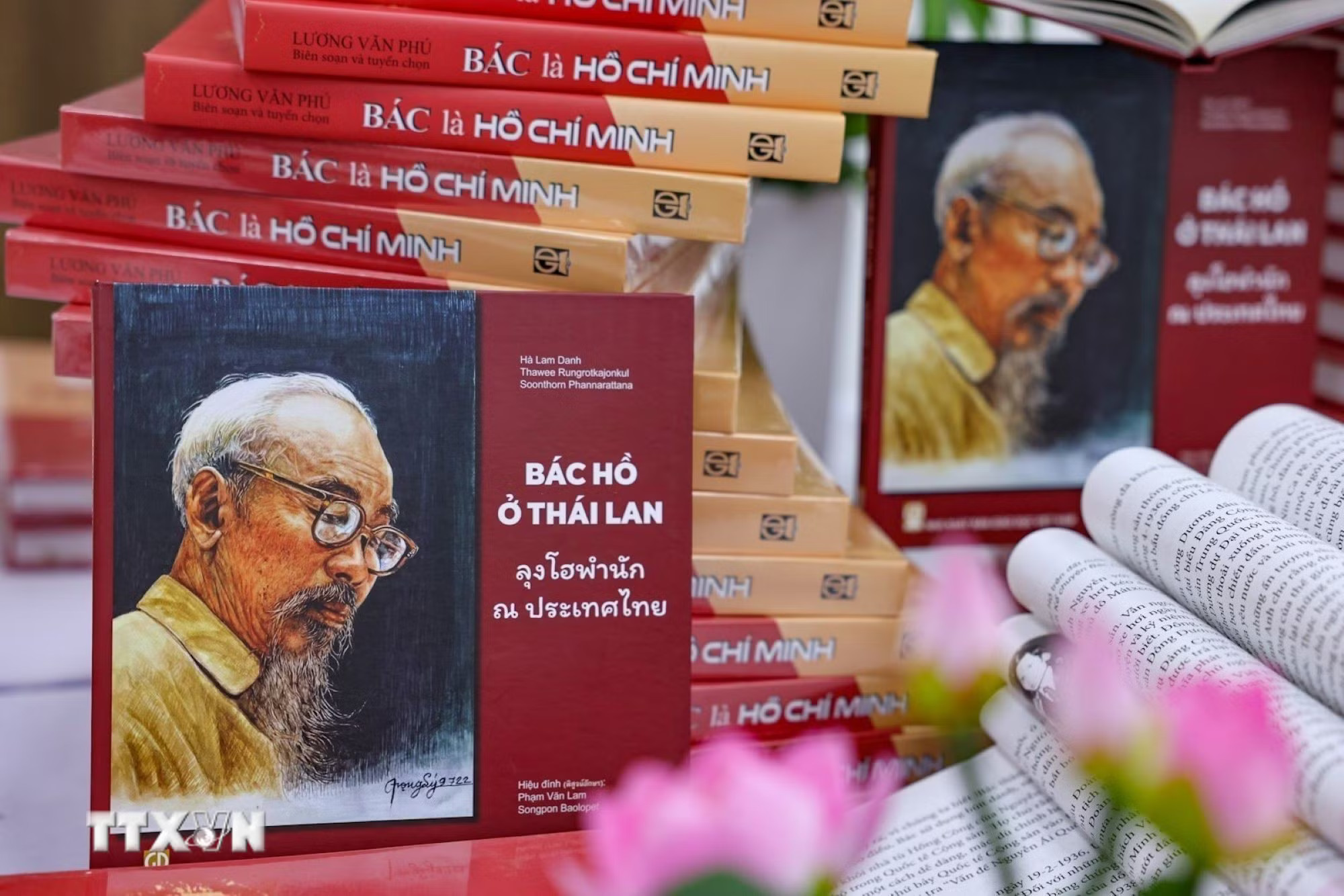 Được biên soạn dưới dạng song ngữ Việt - Thái ttxvn-cuon-sach-bac-la-ho-chi-minh-va-bac-ho-o-thai-lan-2.jpg