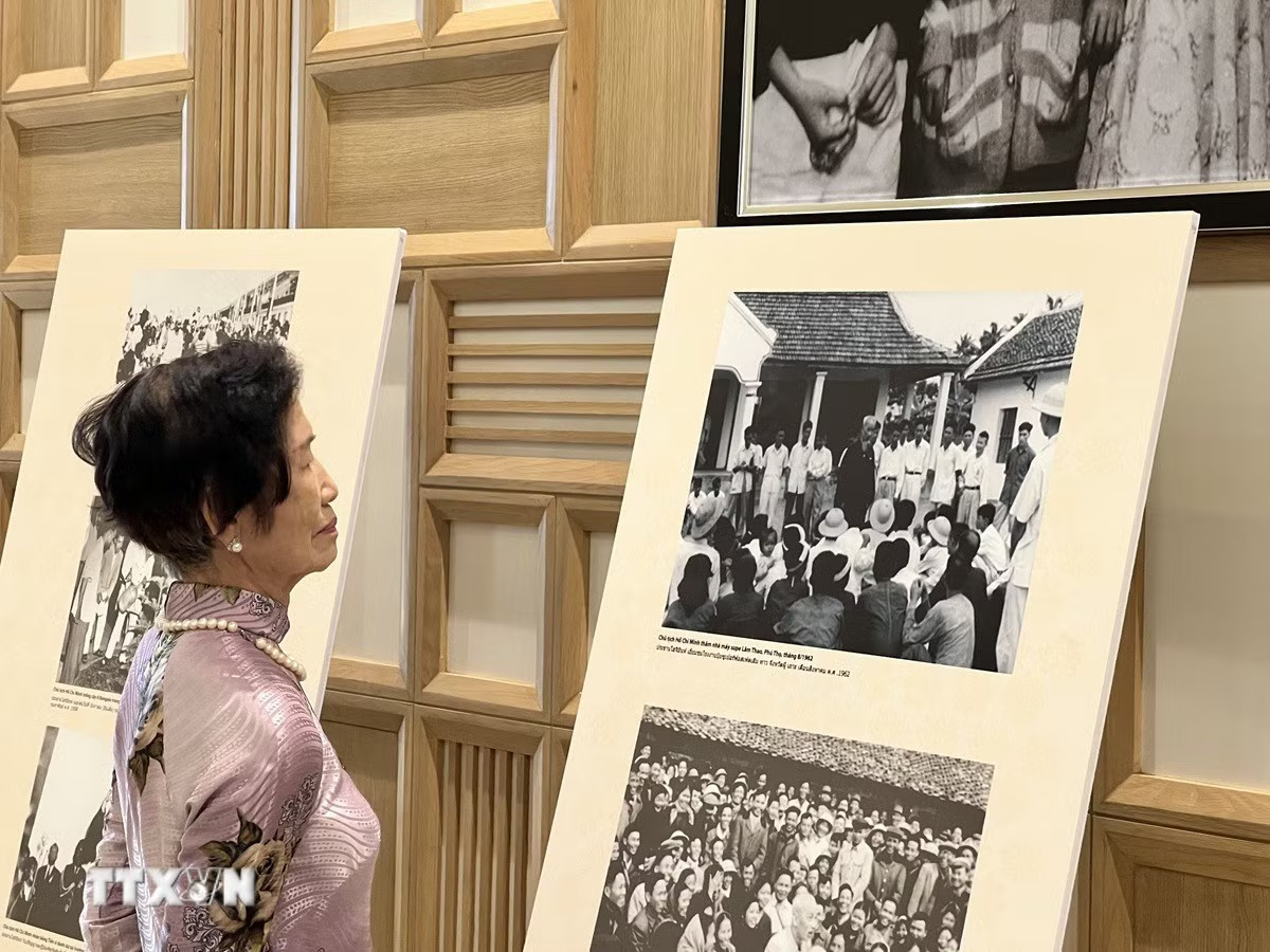 Một Việt kiều bồi hồi ngắm bức ảnh tư liệu về Bác Hồ tại Triển lãm “Hồ Chí Minh - Biểu tượng Thời đại: Cầu nối hữu nghị Việt Nam-Thái Lan” tại Udon Thani (Thái Lan). (Ảnh: Đỗ Sinh/TTXVN) ttxvn-vietnam-thai-lan.jpg