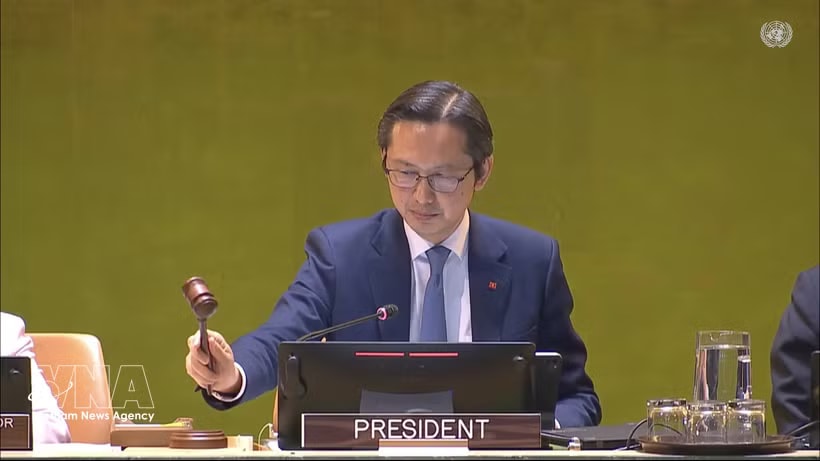 Ambassador Do Hung Viet, in his capacity as President of the 11th NPT Review Conference, announces the conclusion of the conference. (Photo: VNA) 