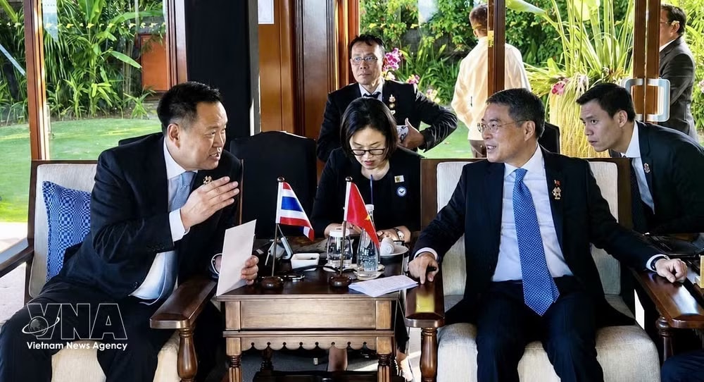 Vietnamese Prime Minister Le Minh Hung (R) meets his Thai counterpart Anutin Charnvirakul on the sidelines of the 48th ASEAN Summit in Cebu, the Philippines, on May 8. (Photo: VNA) vnanet-potal-thu-tuong-le-minh-hung-gap-thu-tuong-thai-lan-anutin-charnvirakul-8749570.jpg