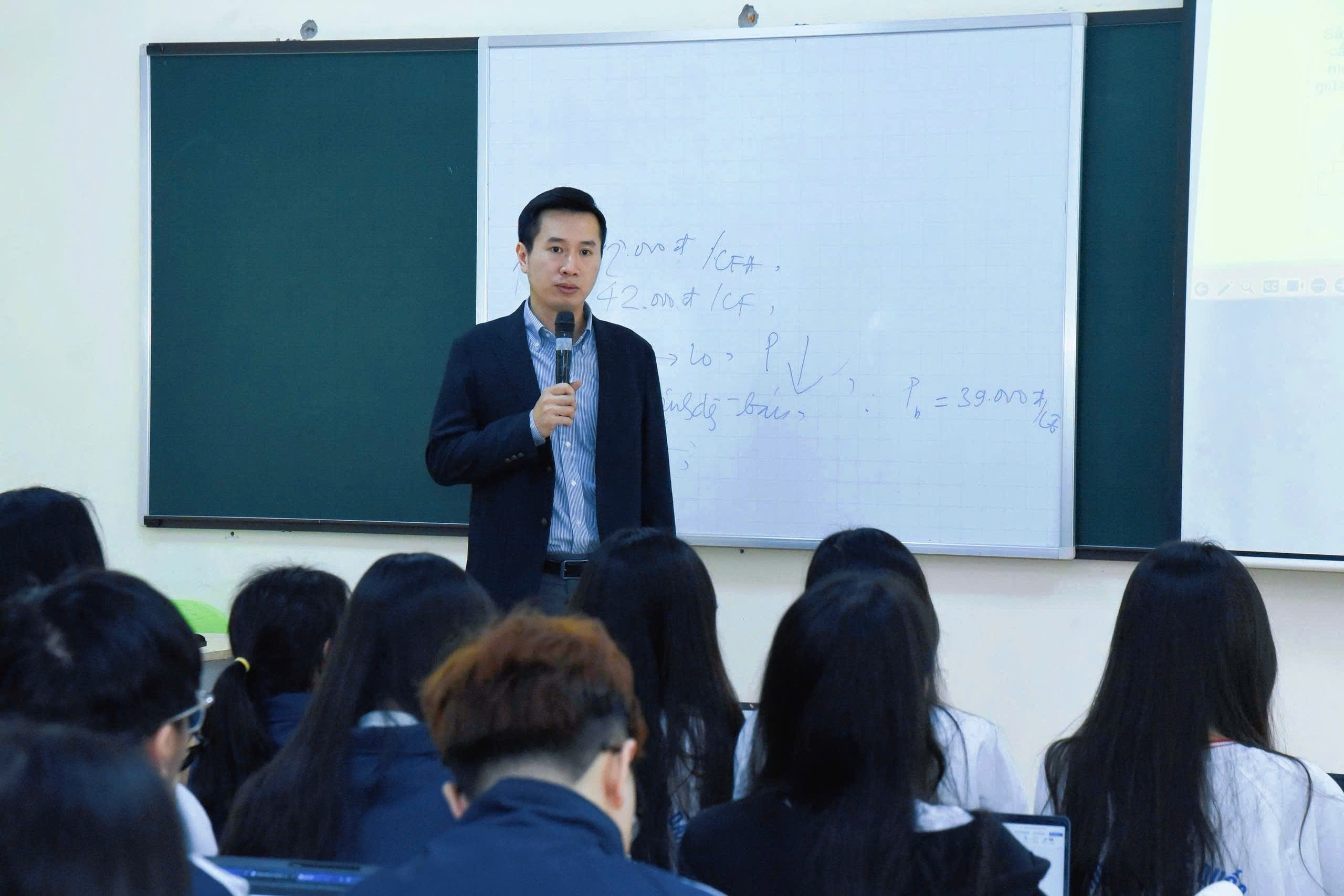 Bộ trưởng nhấn mạnh, muốn có đội ngũ giảng viên giỏi, nhà khoa học xuất sắc, cần cơ chế thu nhập đủ sức cạnh tranh cùng môi trường làm việc, điều kiện nghiên cứu, giảng dạy và học tập thuận lợi. Ảnh: Xuân Quý