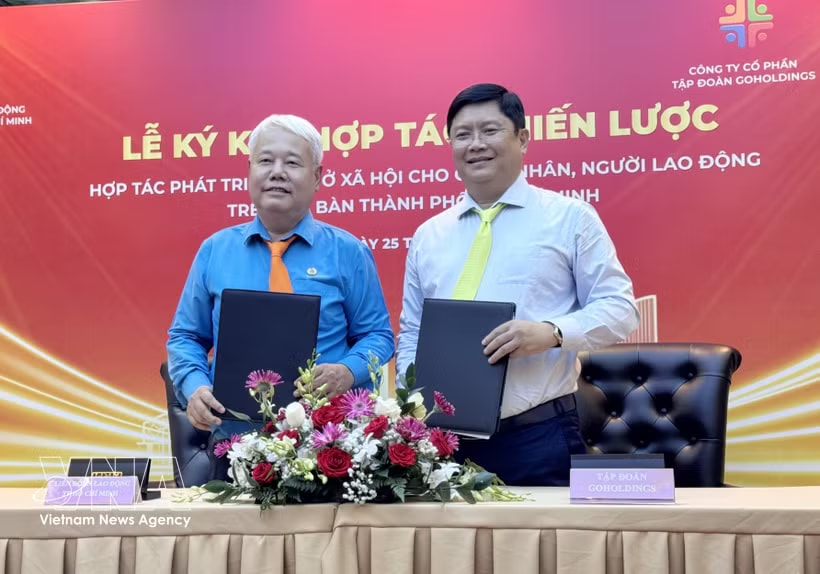Vice Chairman of the Ho Chi Minh City Labour Federation Vo Khac Thai and Chairman of Go Holding Group Pham Minh Khanh perform the signing ceremony. (Photo: VNA)