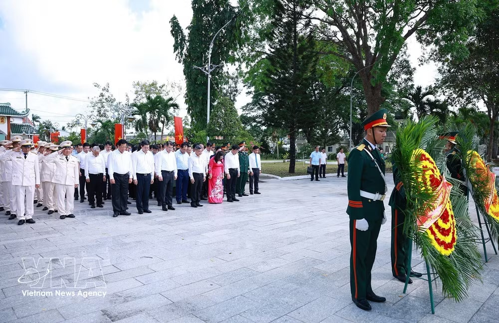 vnanet-potal-thu-tuong-dang-huong-tuong-niem-cac-anh-hung-liet-si-thanh-pho-can-tho-8784584.jpg