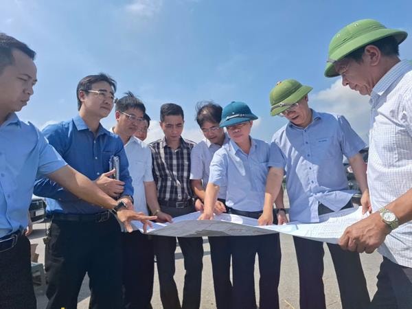 Đoàn giám sát của Ban Kinh tế - Ngân sách, HĐND tỉnh Thanh Hóa tiến hành khảo sát thực tế tại Cụm công nghiệp Tân Thọ, xã Trung Chính. Ảnh: Trần Hiến