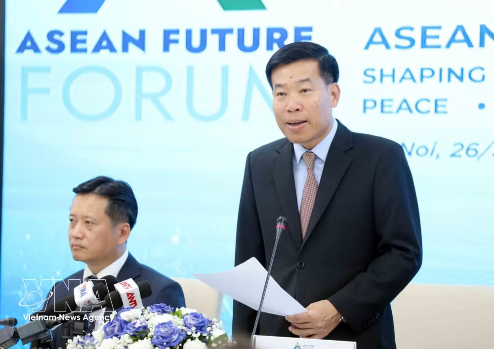 Deputy Foreign Minister Nguyen Manh Cuong speaks at the briefing. (Photo: VNA)