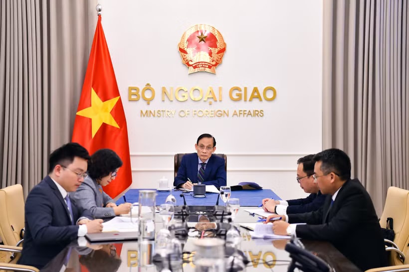 Minister of Foreign Affairs Le Hoai Trung and Vietnamese officials participate in the phone talks on May 26. (Photo: Ministry of Foreign Affairs)