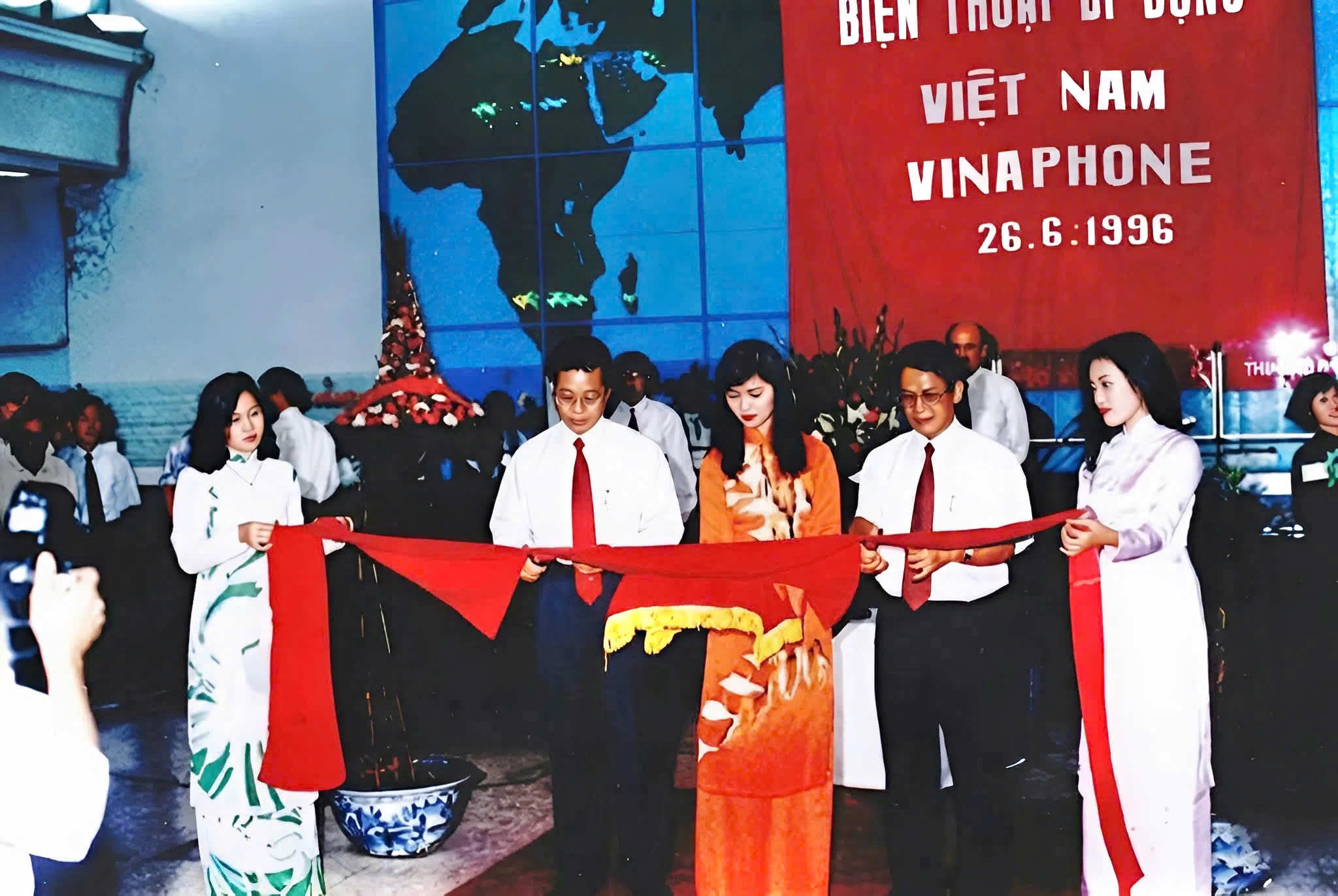 Ngày 26.6.1996 mạng di động VinaPhone chính thức ra đời