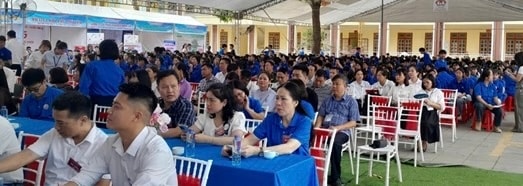 Tại ngày hội, nhiều người lao động và học sinh đã được tiếp cận thông tin hữu ích về việc làm. Ảnh VLSL