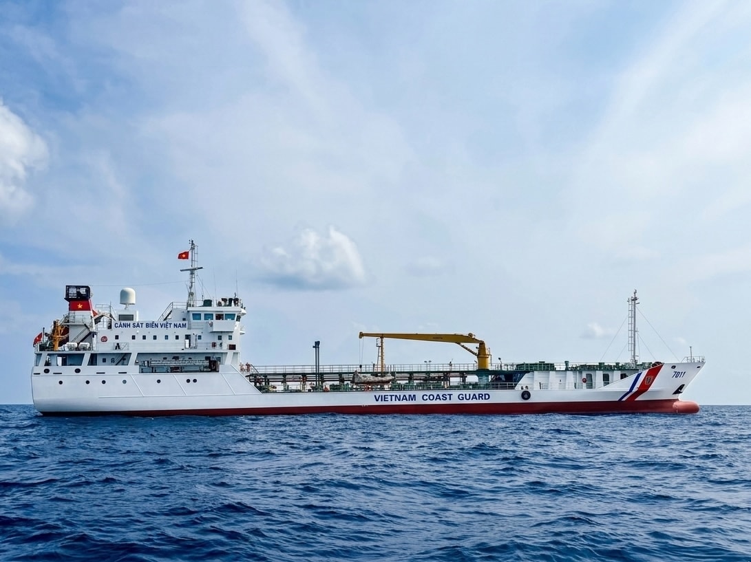 4. Tàu CSB 7011 thực hiện nhiệm vụ trên biển