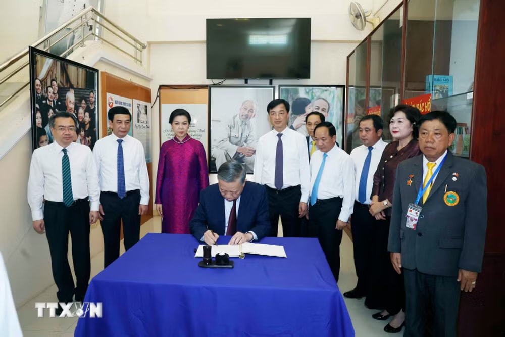 Tổng Bí thư, Chủ tịch nước Tô Lâm ký sổ lưu bút tại Khu Di tích Chủ tịch Hồ Chí Minh ở tỉnh Udon Thani (Thái Lan). (Ảnh: Thống Nhất/TTXVN) ttxvn-2705-tong-bi-thu-chu-tich-nuoc-to-lam-di-tich-ho-chi-minh-thai-lan-15.jpg