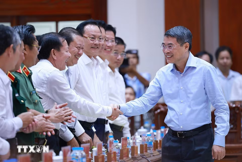 bf19b52704e7c581137722e5d4fb434fbed8-_ttxvn-thu-tuong-le-minh-hung-lam-viec-voi-ban-thuong-vu-tinh-uy-dong-thap-3.jpg.avif.jpg