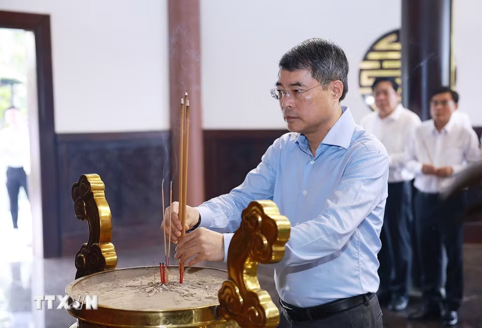 d12aa06fab8381300-_ttxvn-thu-tuong-le-minh-hung-dang-huong-tai-khu-di-tich-nguyen-sinh-sac-tai-tinh-dong-thap-1.jpg.avif.jpg