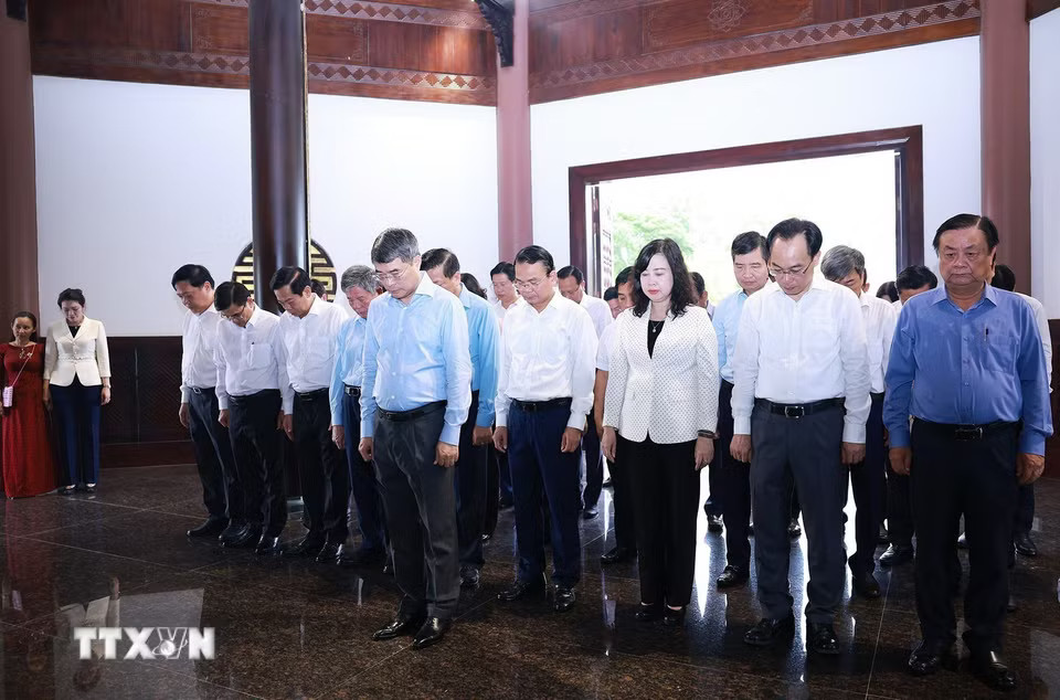 e06af80499d1dd5c26972-_ttxvn-thu-tuong-le-minh-hung-dang-huong-tai-khu-di-tich-nguyen-sinh-sac-tai-tinh-dong-thap-2.jpg.avif.jpg