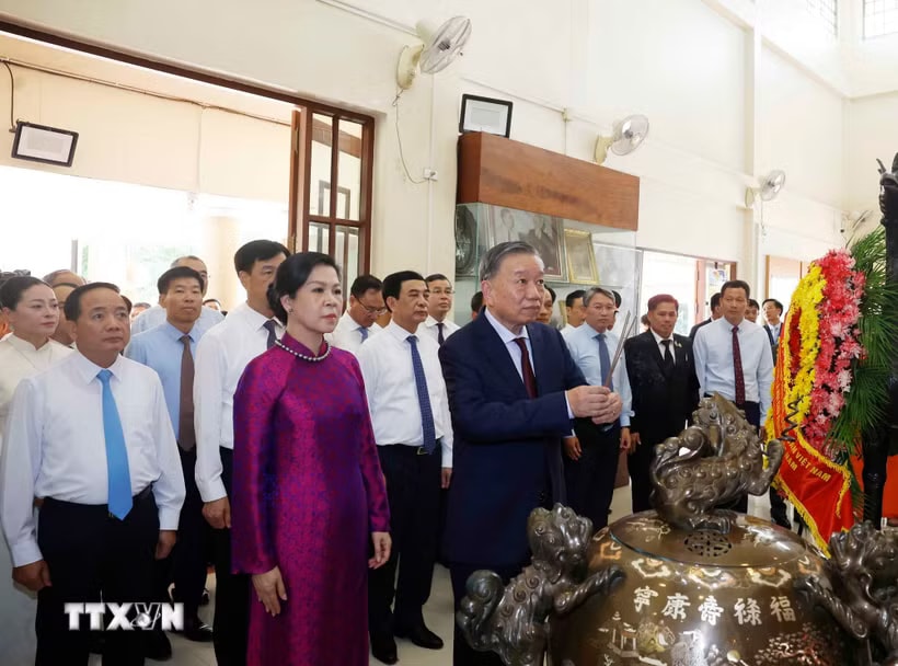 Tổng Bí thư, Chủ tịch nước Tô Lâm và Phu nhân cùng Đoàn đại biểu cấp cao Việt Nam dâng hương, dâng hoa tại Khu di tích Chủ tịch Hồ Chí Minh ở tỉnh Udon Thani (Thái Lan). (Ảnh: Thống Nhất/TTXVN)