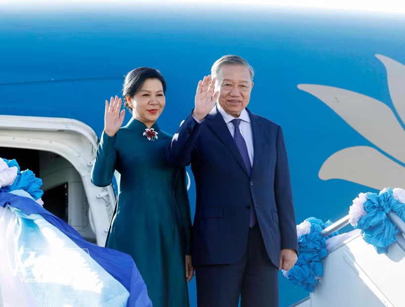 General Secretary of the Communist Party of Vietnam Central Committee and President of Vietnam To Lam, and his spouse arrive at Don Mueang International Airport in Bangkok on May 27 afternoon. (Photo: VNA)
