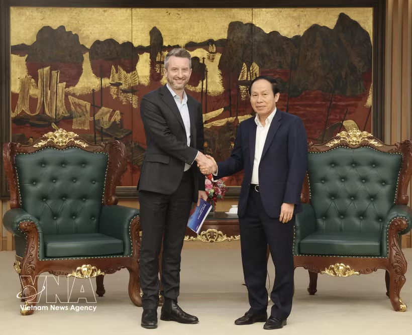 Deputy Prime Minister Le Tien Chau (R) and Deputy Vice-Chancellor of RMIT Melbourne and Chair of the Board of RMIT Vietnam Layton Pike (Photo: VNA)