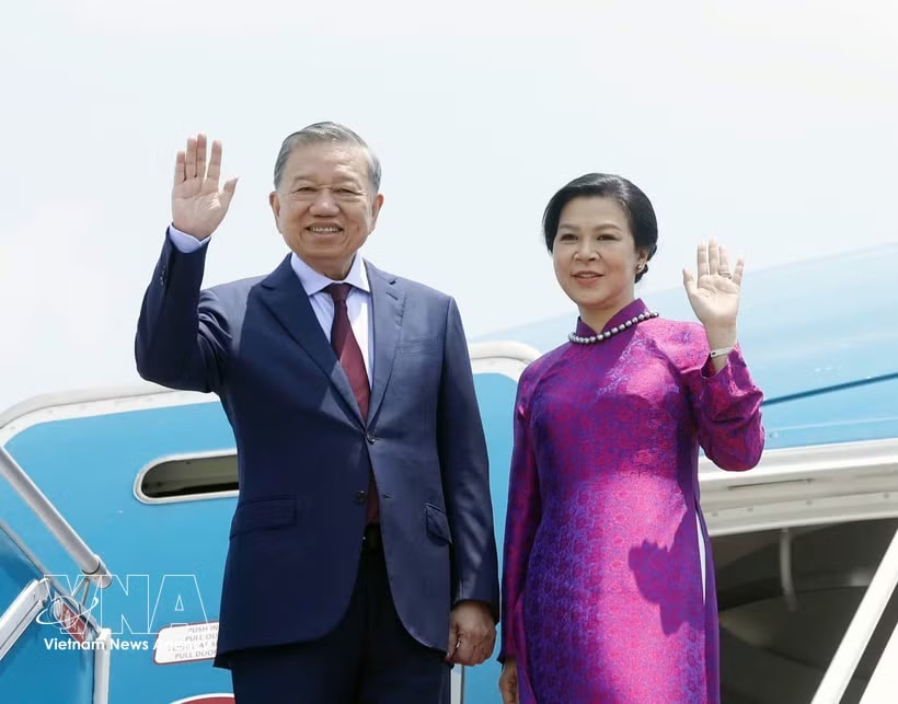 General Secretary of the Communist Party of Vietnam Central Committee and President of Vietnam To Lam and his spouse Ngo Phuong Ly leave Hanoi on May 27 for a three-day official visit to Thailand. (Photo: VNA)