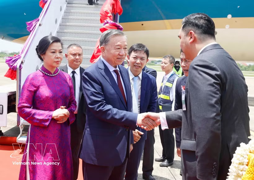 Party General Secretary and State President To Lam and his spouse are welcomed at Udon Thani International Airport on May 27 afternoon. (Photo: VNA)