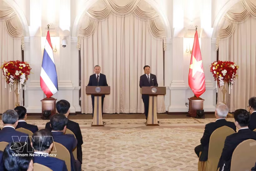 General Secretary of the Communist Party of Vietnam Central Committee and President of Vietnam To Lam (left) and Thai Prime Minister Anutin Charnvirakul meet with the press in Bangkok on May 28 to announce the outcomes of their talks. (Photo: VNA)