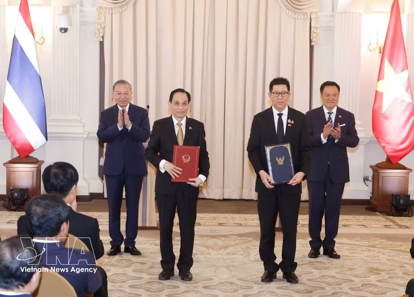 General Secretary of the Communist Party of Vietnam Central Committee and President of Vietnam To Lam and Prime Minister of Thailand Anutin Charnvirakul witness the exchange of an Action Programme for implementing the Vietnam-Thailand Comprehensive Strategic Partnership for the 2026-2031 period on May 28. (Photo: VNA)