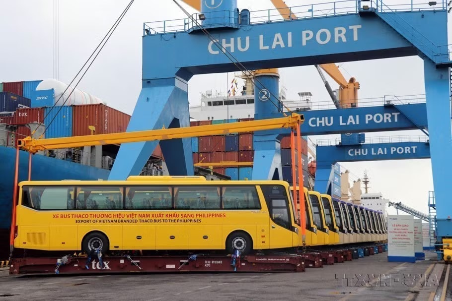 Lễ xuất khẩu xe buýt thương hiệu Việt của THACO Trường Hải sang Philippines. (Ảnh: Trần Tĩnh/TTXVN) vna-potal-viet-nam-philippines-moi-quan-he-doi-tac-chien-luoc-phat-trien-tot-dep-7200121.jpg