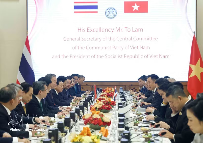 General Secretary of the Communist Party of Vietnam Central Committee and State President To Lam hold talks with Thai Prime Minister Anutin Charnvirakul in Bangkok on May 28. (Photo: VNA)
