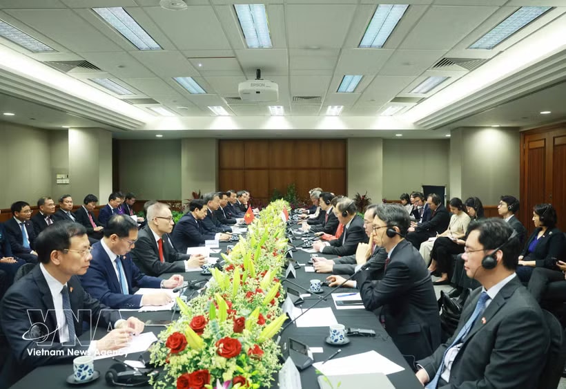 Party General Secretary To Lam holds talks with Singaporean Prime Minister and Secretary-General of the People's Action Party (PAP) Lawrence Wong on March 12, 2025. (Photo: VNA) 