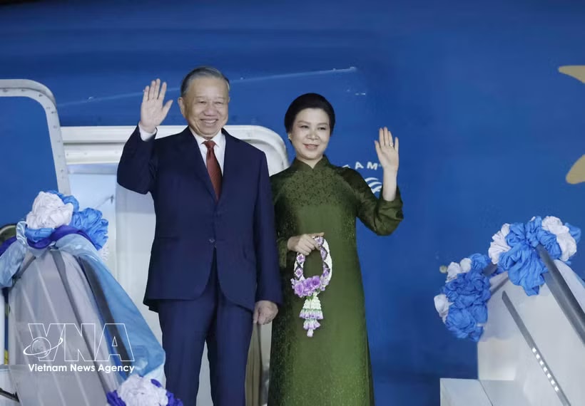 General Secretary of the Communist Part of Vietnam Central Committee and State President To Lam and his spouse, Ngo Phuong Ly, at Don Mueang International Airport on May 28, as they concluded their visit to Thailand and departed for Singapore. (Photo: VNA)
